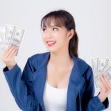お金を持った女性