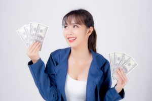 お金を持った女性