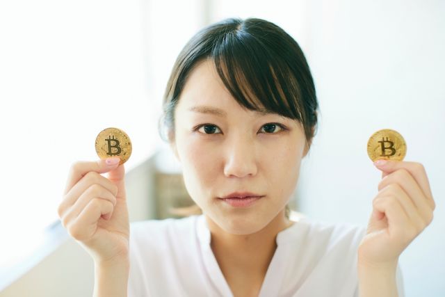 お金を持った女性
