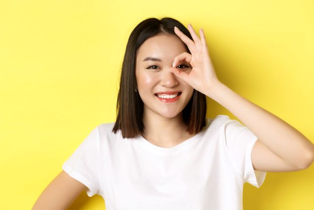 目の前で丸サインをする女性